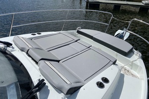 IRIHK375I526 30ft Jeanneau Yacht For Sale