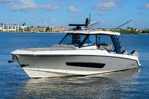 42 ft Boston Whaler 2024 Outrage GATE KEEPER