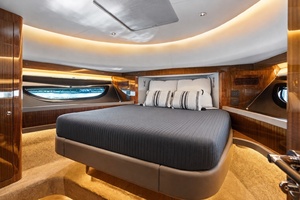 Eclipse 50 - STINGRAY GRAY - Master Stateroom
