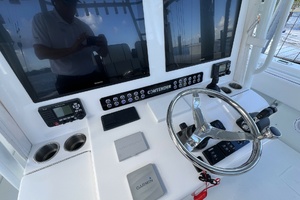 Contender 44 NAUTI GIRL - Helm