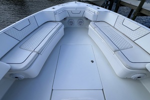 Contender 44 NAUTI GIRL - Bow Seating