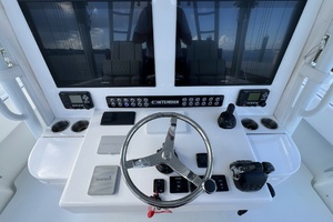 Contender 44 NAUTI GIRL - Helm