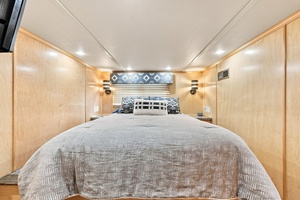 OFF DUTY 77ft Sumerset Yacht For Sale