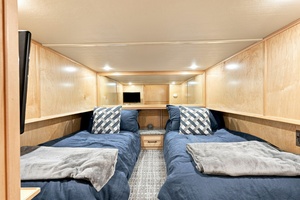 OFF DUTY 77ft Sumerset Yacht For Sale