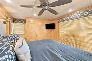 OFF DUTY 77ft Sumerset Yacht For Sale