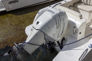 230 Vantage 23ft Boston Whaler Yacht For Sale