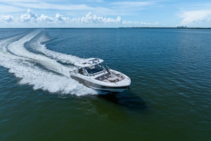38FT (11.58M) BOSTON WHALER