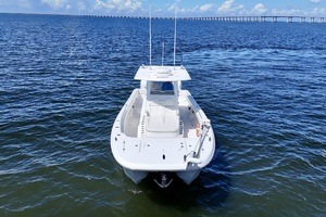 33FT (10.34M) INVINCIBLE Worth Avenue Yachts