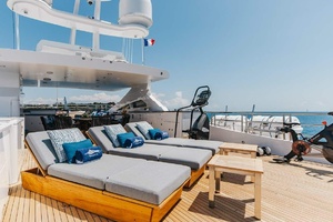 CHAMPAGNE SEAS