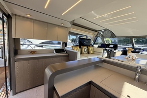 57FT (17.37M) FERRETTI YACHTS