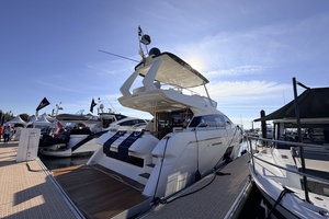 57FT (17.37M) FERRETTI YACHTS