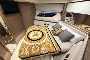 57FT (17.37M) FERRETTI YACHTS
