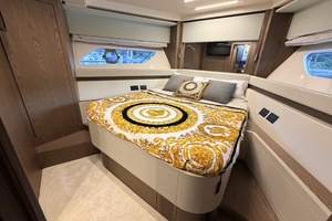57FT (17.37M) FERRETTI YACHTS