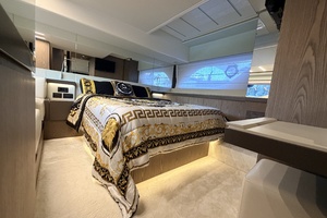 57FT (17.37M) FERRETTI YACHTS