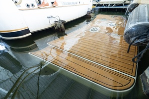 Hydraulic swim platform