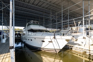 Stbd bow profile (in slip)