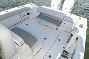 200 Hours 33ft Boston Whaler Yacht For Sale