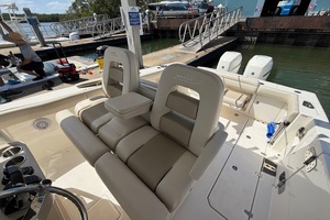 200 Hours 33ft Boston Whaler Yacht For Sale