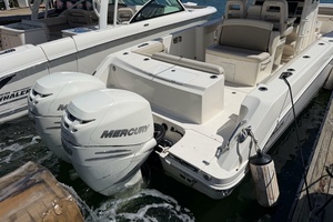 200 Hours 33ft Boston Whaler Yacht For Sale