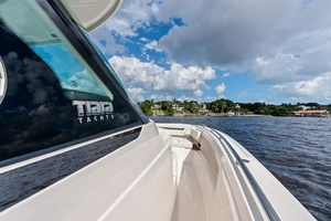 38FT (11M) TIARA YACHTS