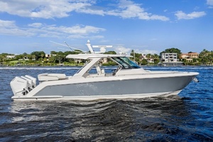 38FT (11M) TIARA YACHTS
