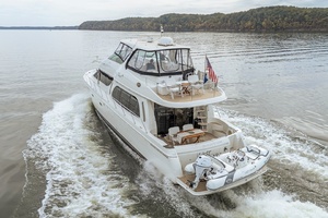 59FT (18M) CARVER Worth Avenue Yachts