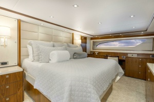 2016 Viking 92 Enclosed Bridge thumbnail 22