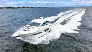 Cruisers Yachts Cantius 46 in Motion
