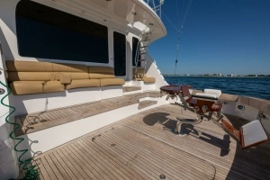 2005 Hatteras 68 Convertible thumbnail 37