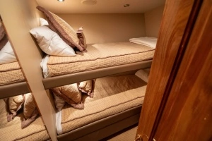 2005 Hatteras 68 Convertible thumbnail 25