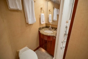 2005 Hatteras 68 Convertible thumbnail 27