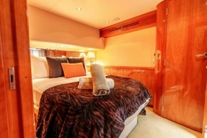 2004 Hatteras 54 Convertible thumbnail 18