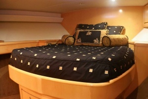 Photo 6226237 for 2001 Donzi 73 Sport Yacht  2001 Donzi 73' Sport Fish  VIP Stateroom (5)