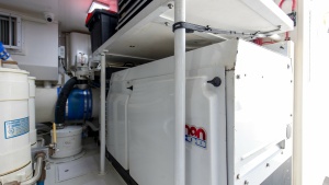 2007 64 Viking Enclosed Bridge Reel Blues Engine Room (4)