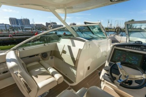 2017 Boston Whaler 320 Vantage thumbnail 3