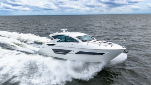 Cruisers Yachts Cantius 46 in Motion