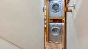 2007 74 Viking Enclosed Bridge Never Settle Hallway (1)