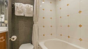 Hatteras 80 Gallopin- VIP Stateroom Head