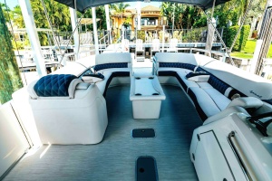HOLD ON 30ft Bennington Yacht For Sale
