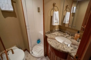 2005 Hatteras 68 Convertible thumbnail 28