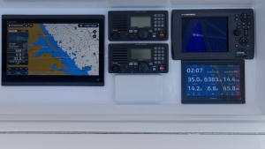 2008 54 Hatteras Convertible American Made Bridge (5)