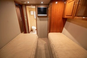 2005 Hatteras 68 Convertible thumbnail 26