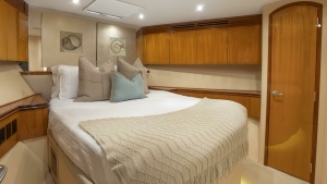Hatteras 80 Gallopin- Stateroom