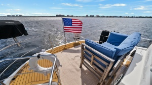 CARVER 56 VOYAGER SKY LOUNGE “LADY CAPE”