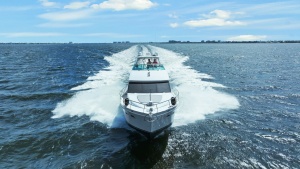 CARVER 56 VOYAGER SKY LOUNGE “LADY CAPE”