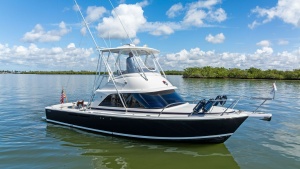 Starboard Profile of Bertram 35 Flybridge