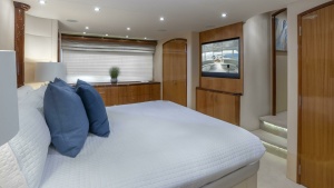 Hatteras 80 Gallopin-Master Stateroom