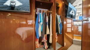 CARVER 56 VOYAGER SKY LOUNGE “LADY CAPE”