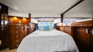 CARVER 56 VOYAGER SKY LOUNGE “LADY CAPE”