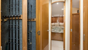 2007 64 Viking Enclosed Bridge Reel Blues Hallway (4)